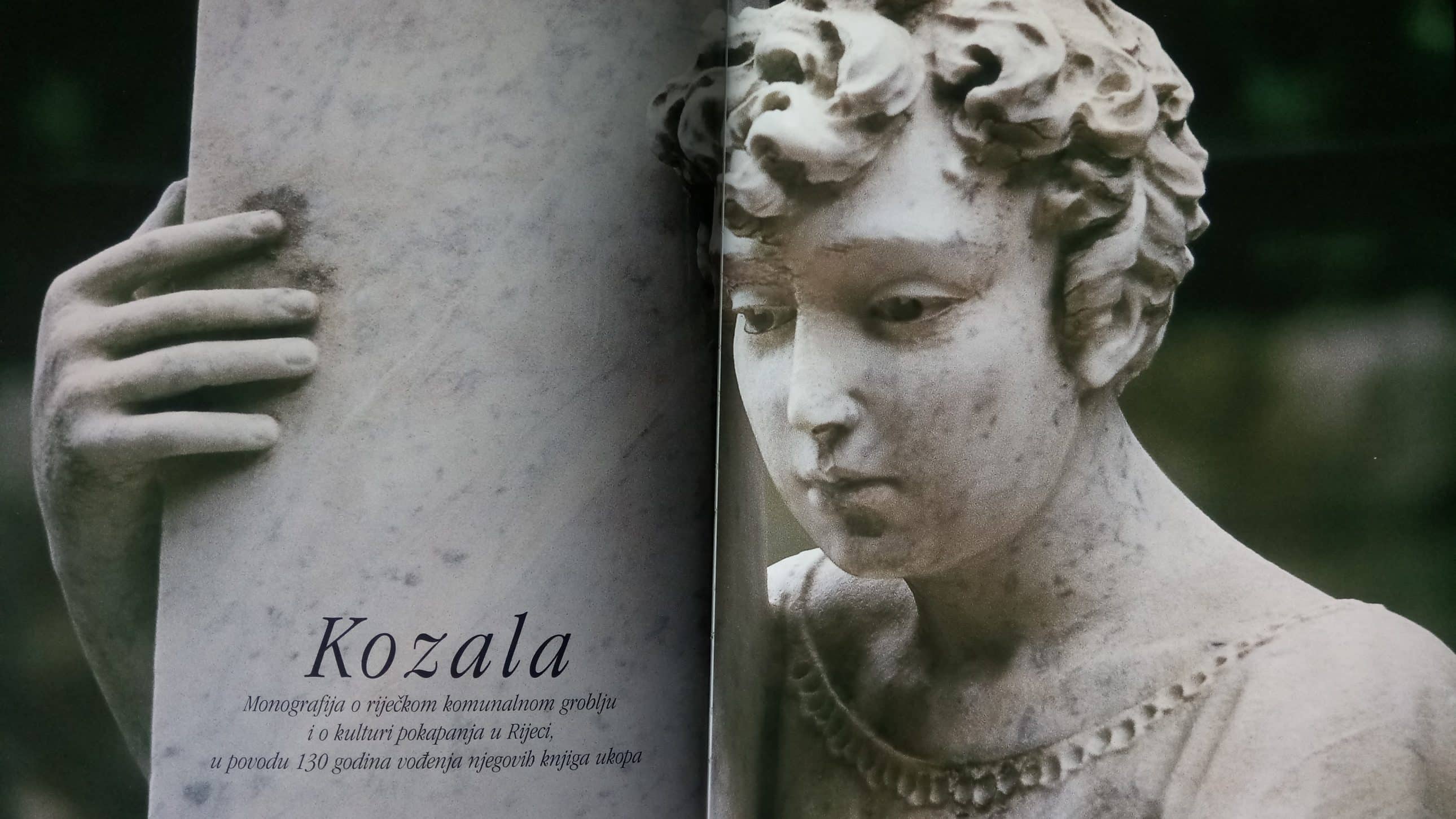Naslovnica monografije o groblju Kozala s mramornom skulpturom mladića koji grli kameni spomenik.
