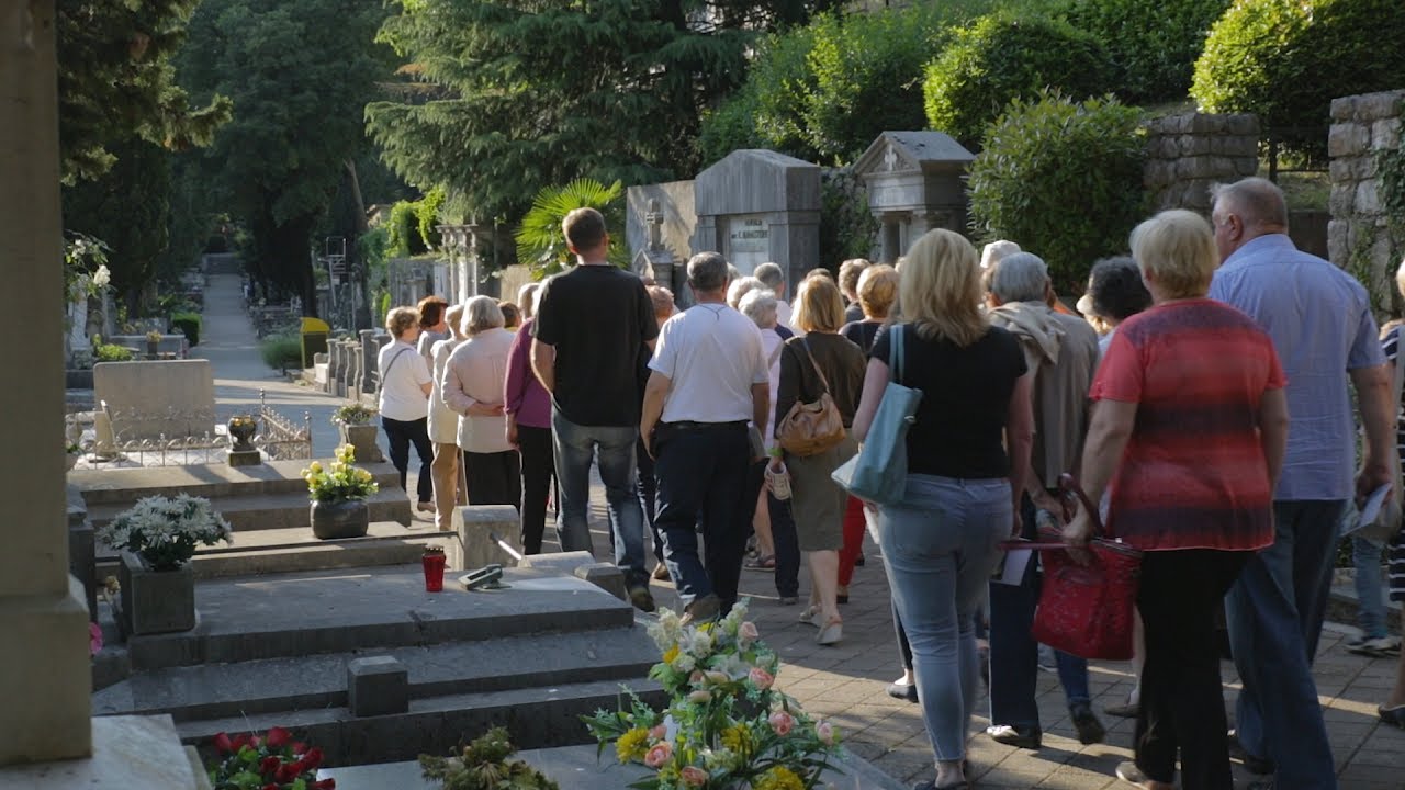 Skupina posjetitelja hoda stazom uz povijesne grobnice i kamene spomenike na groblju Kozala.