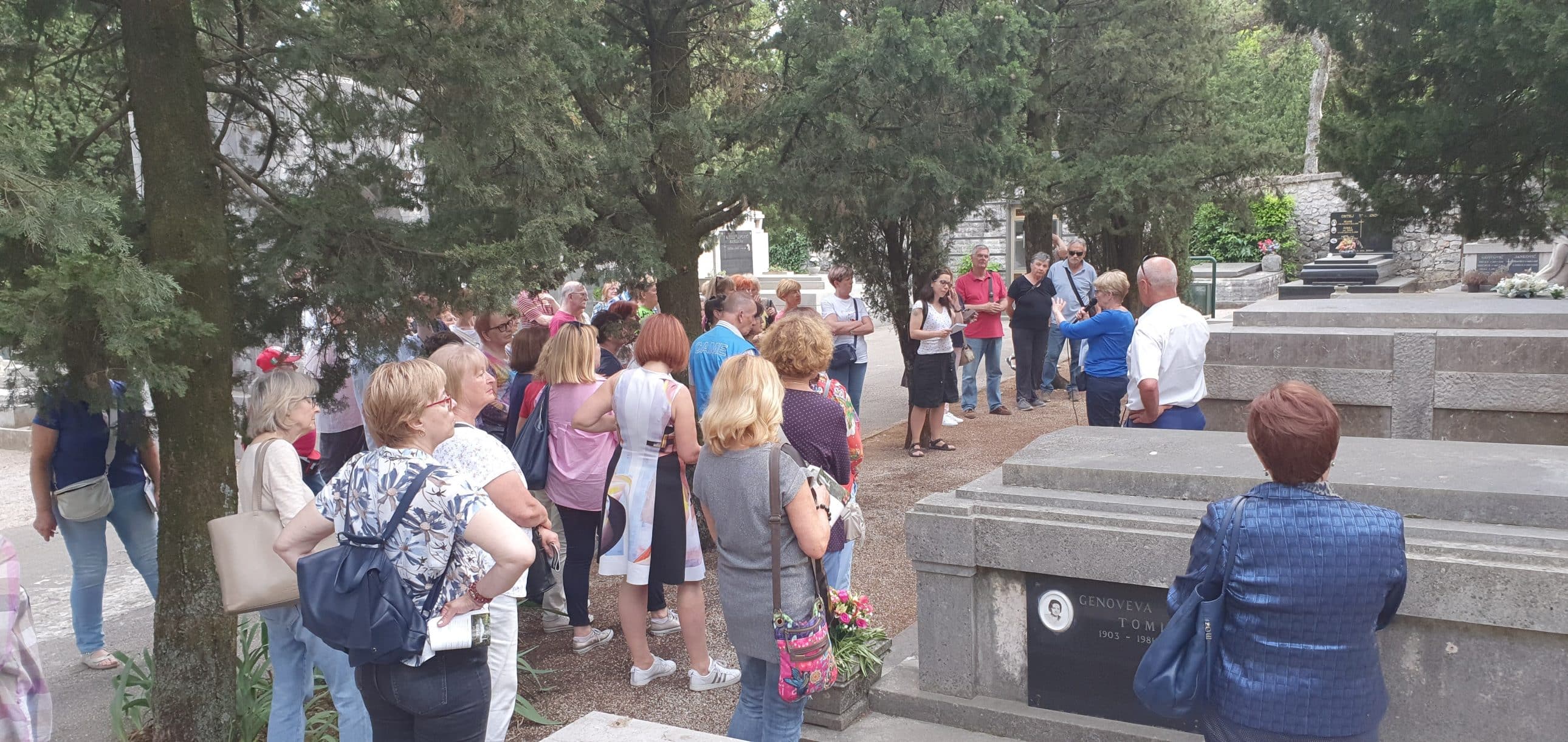 Kamene grobnice na groblju Trsat pod krošnjama čempresa