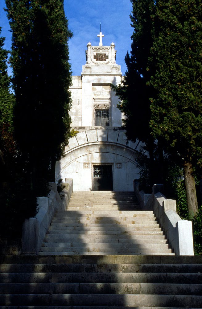 Kameni mauzolej obitelji Whitehead s monumentalnim stubištem i čempresima na groblju Kozala.